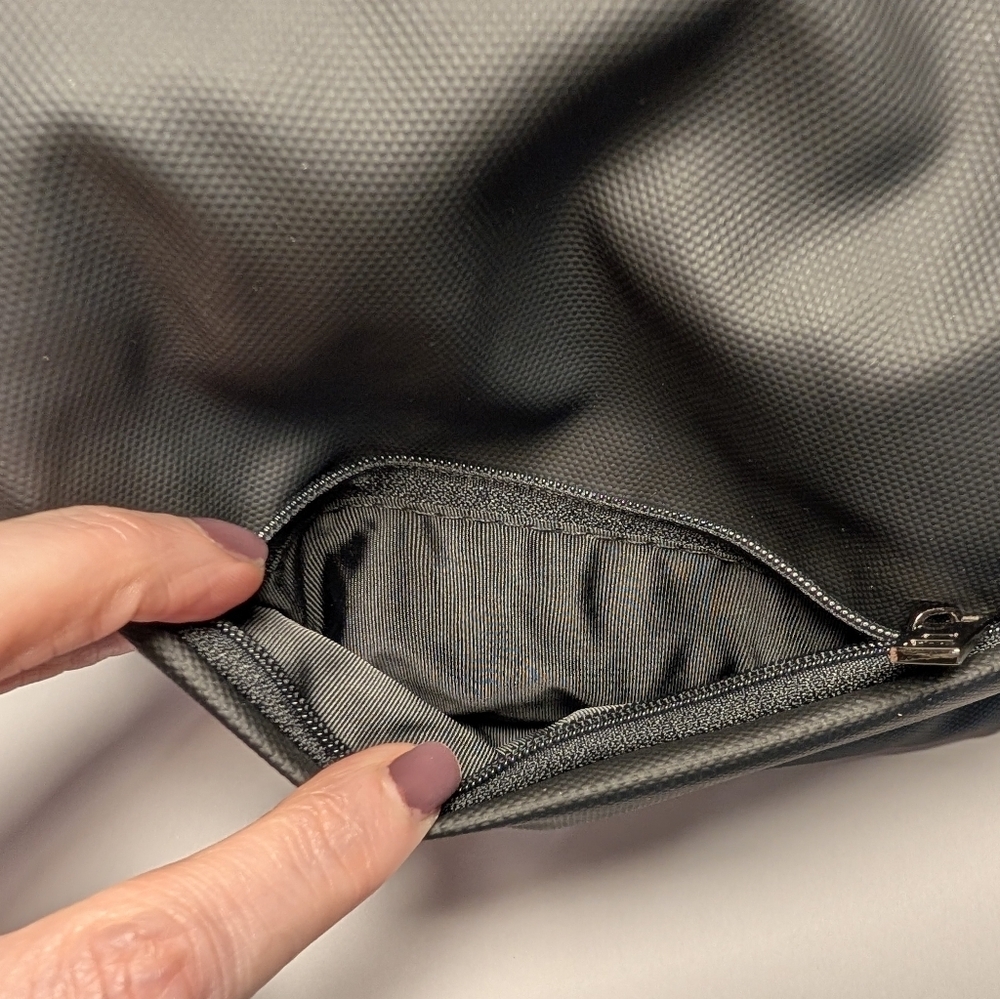 New Lufthansa First Class Amenity Kit W/ PJs & Augustinus Bader Products - Picture 5 of 9